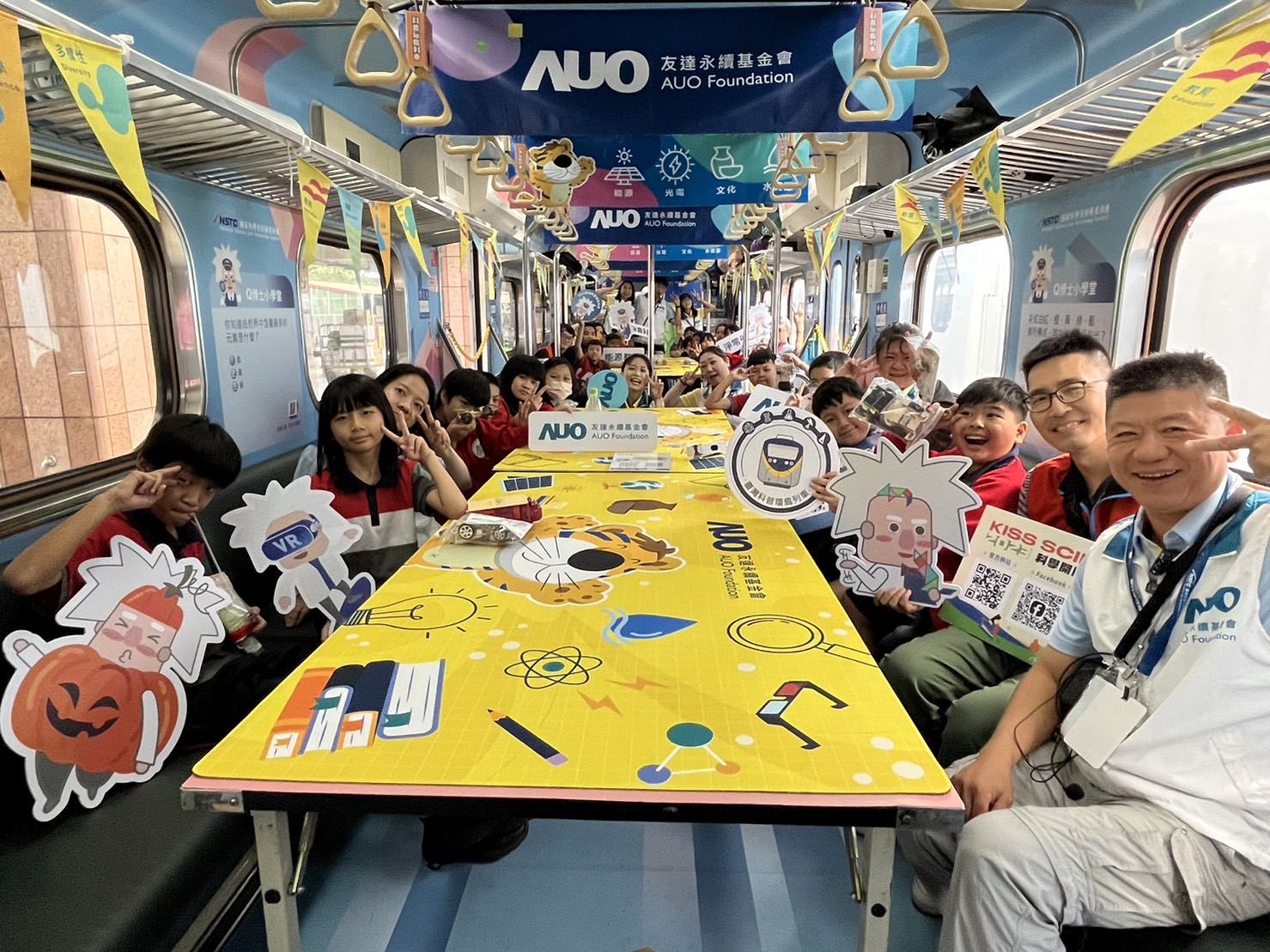 PA视讯永續基金會參與「臺灣科普環島列車」，設計基礎科學車廂課程，以「淨零碳排和永續能源」為主題，讓學生透過創意實驗認識淨零知識，以及思考生活中的減碳行為